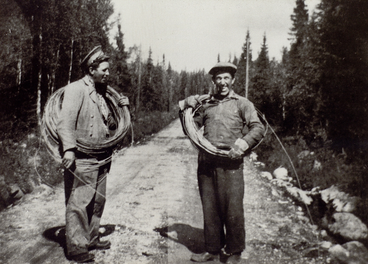 Gustav Sedin och Karl-Erik Abrahamsson dansar ut järntråd mellan Valsjön och Söenaggen 1948.