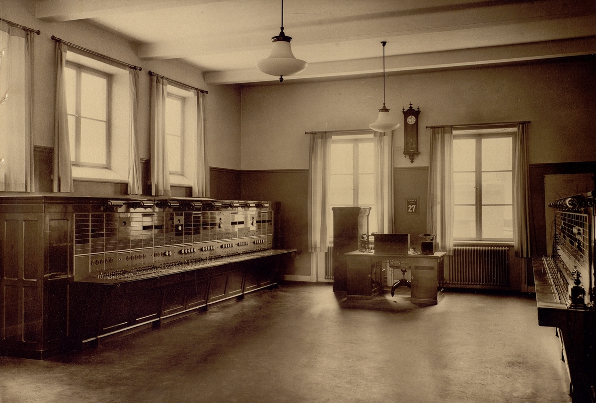 Hudiksvall telefonstation år 1927. Interiör.