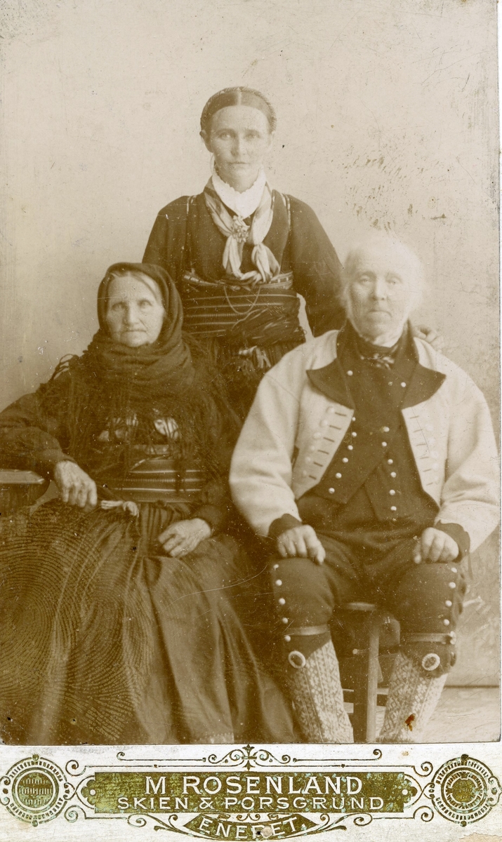 Visittkortbilde av Halvor og Tone Jonsås med datter Margit Jonsås Prestholt bak.
