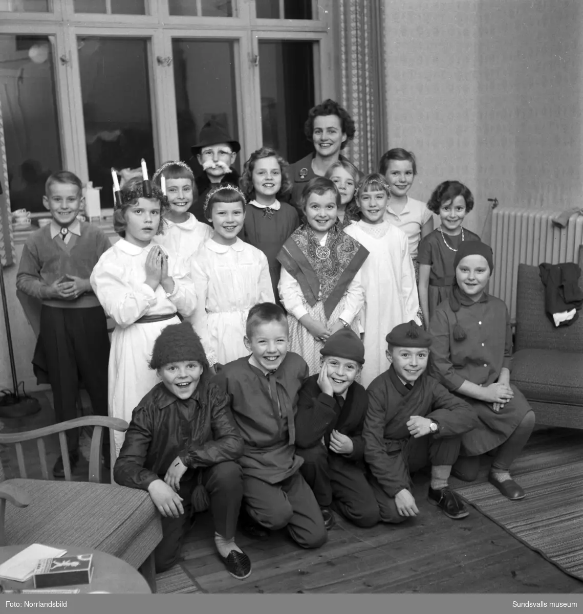 Luciafest med barn i Skönsbergs skola, lärarinna är Maj-Lis Dahlberg.