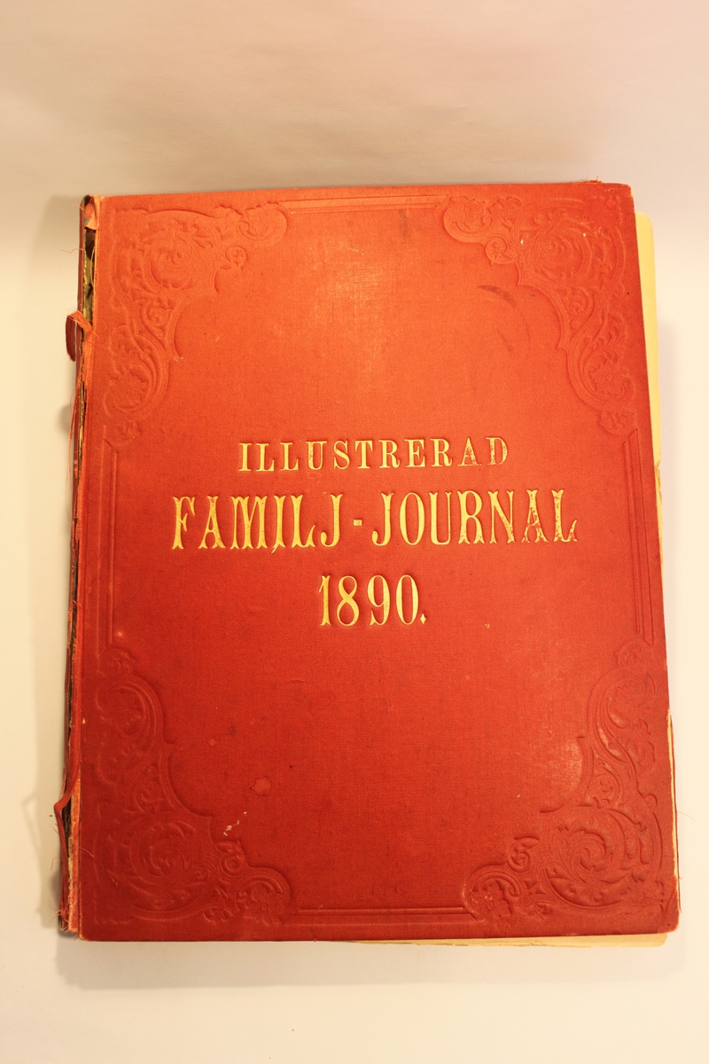 Rött album med texten Illustrerad Familj journal 1890. Innehåller alla under året utgivna nummer av tidningen som utkom varje söndag. Texten är guldfärgad.