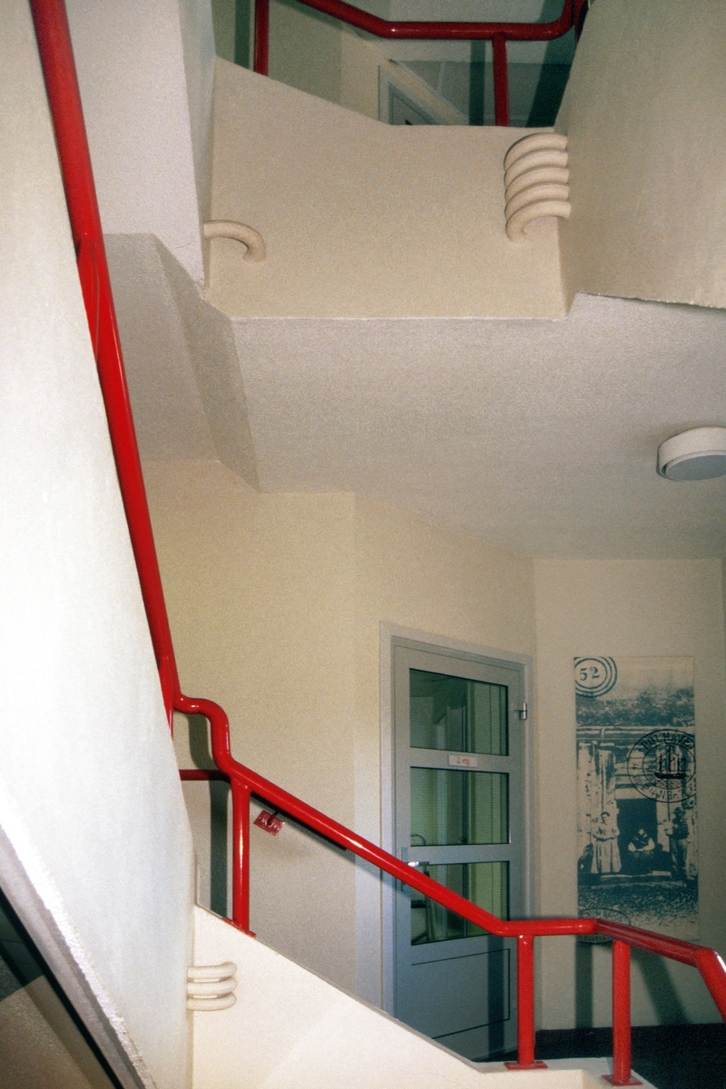 Kunstverket består av 29 keramiske bueformer fordelt på 8 hjørner i trappeoppgang ved Mo posthus,  og er et av to arbeider i samme utsmykning.