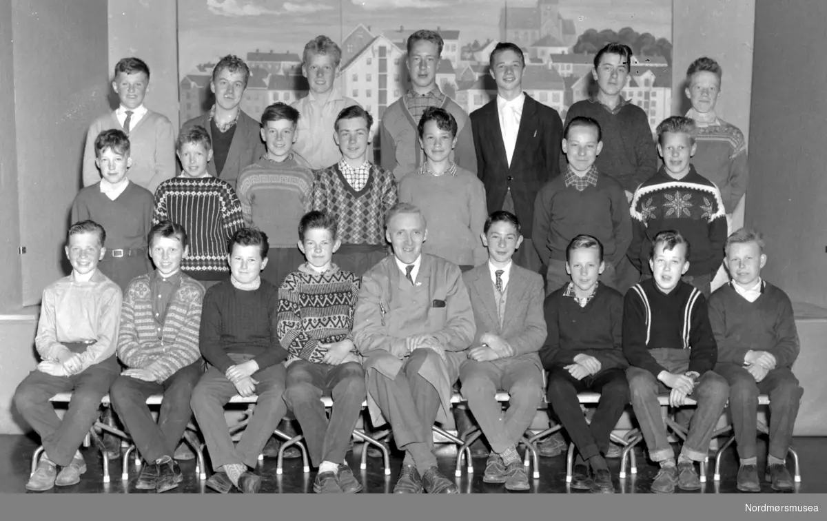 Skoleklasser ved Nordlandet skole, på Nordlandet i Kristiansund. Bildene er datert til 1960. Fotograf er Nils Williams. Fra Nordmøre museums fotosamlinger.