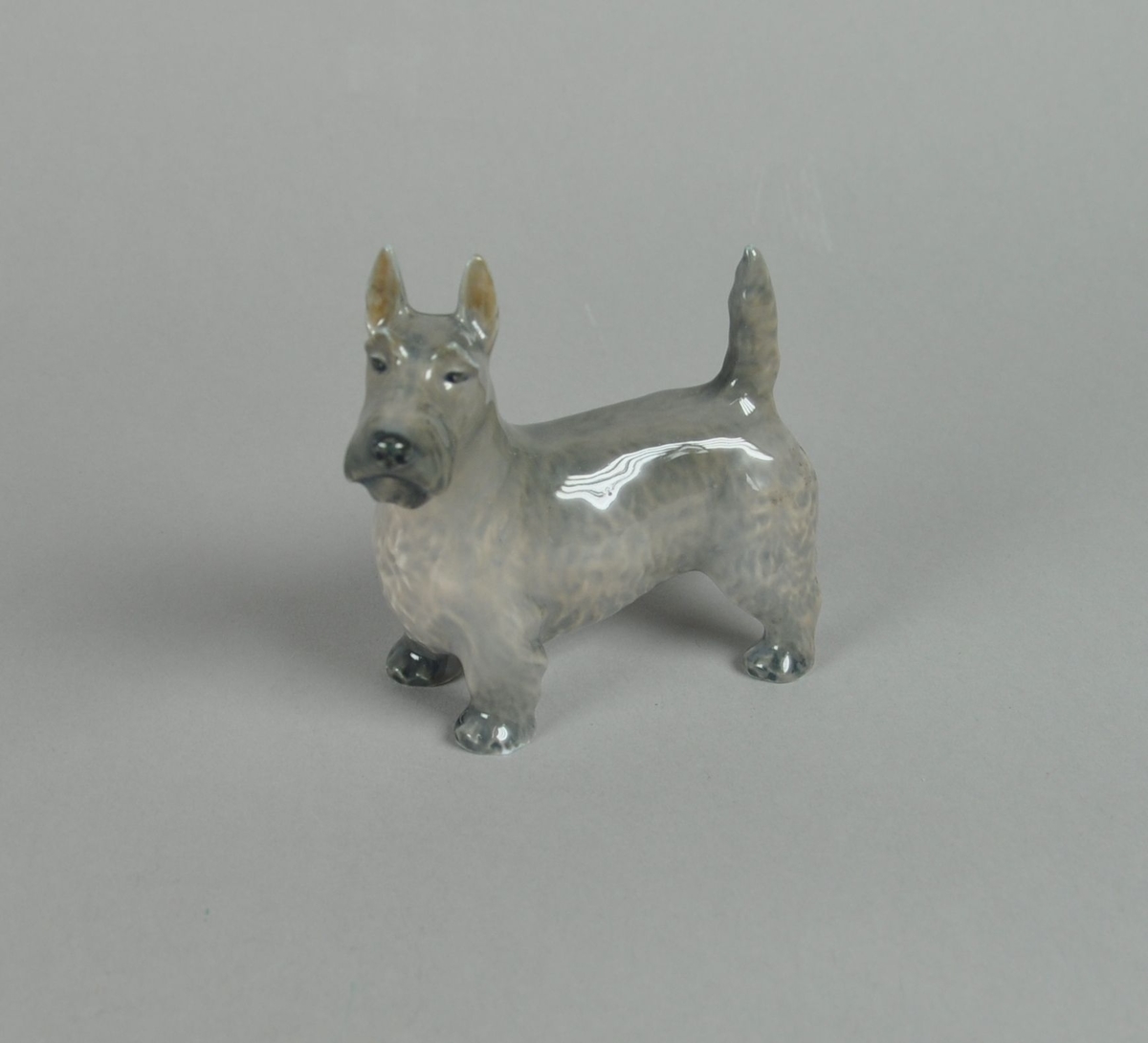 Keramikkfigur av terrier.