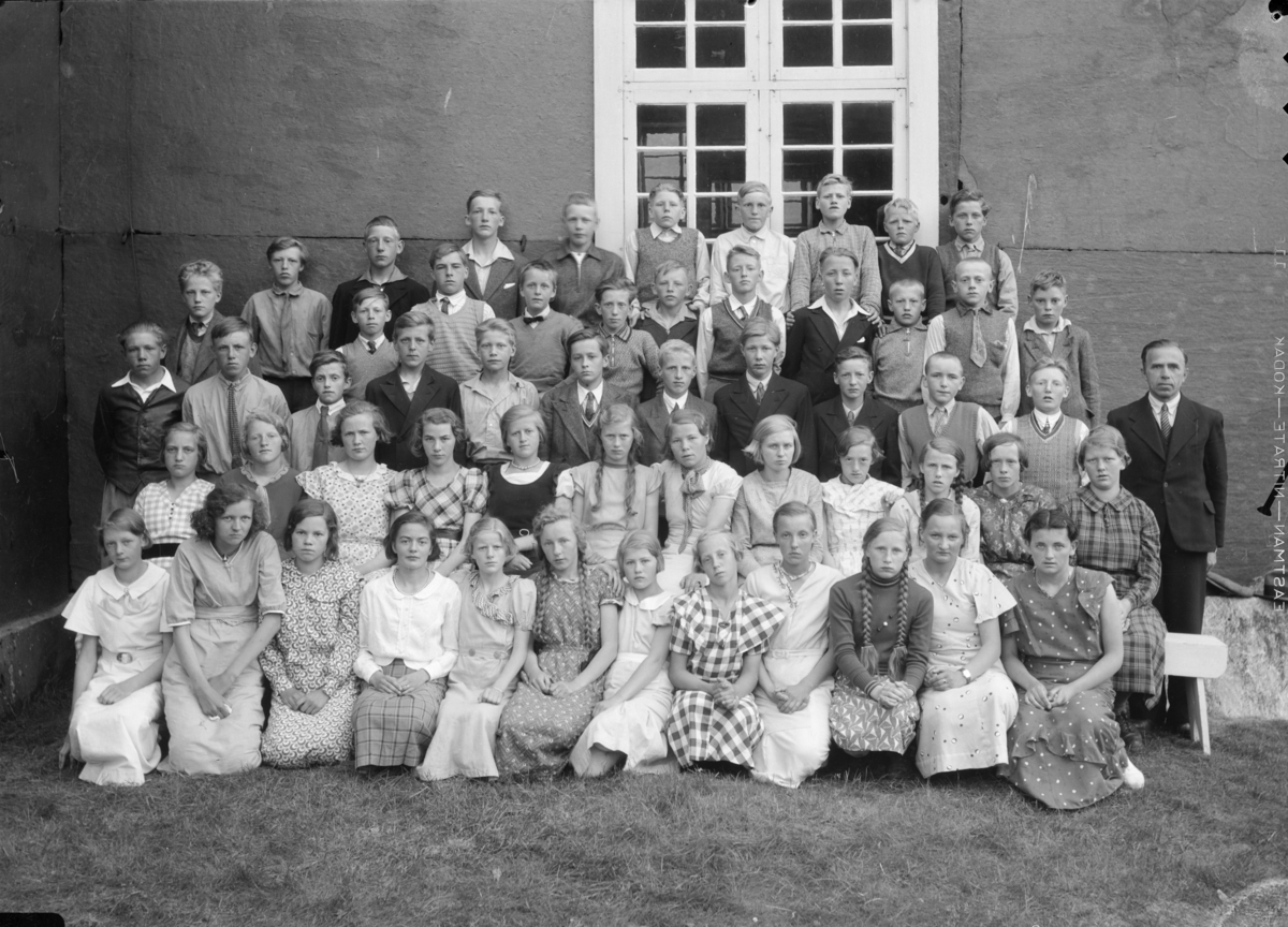 Konfirmanter i Dovre 1935. Presten Richard Kreutz til høyre