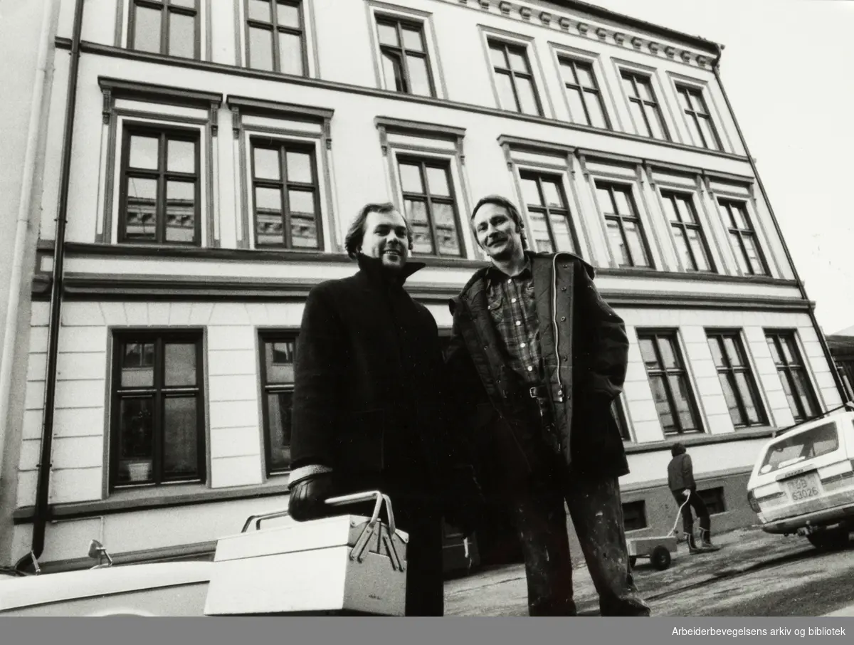 Grünerløkka. Stenstrups gate 6. Elling Nyrønning (t.v.) og Dag Pedersen er to av beboerne i den nyoppussede bygningen. Januar 1983