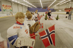 Oslo: Grünerhallen. Simen Gammelsvik og andre ishockeyentusi