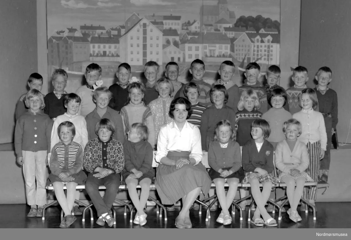 Klassefoto fra Nordlandet skole, på Nordlandet i Kristiansund. Fotografiet er datert 1961. Fotograf er Nils Williams. Fra Nordmøre museums fotosamlinger.