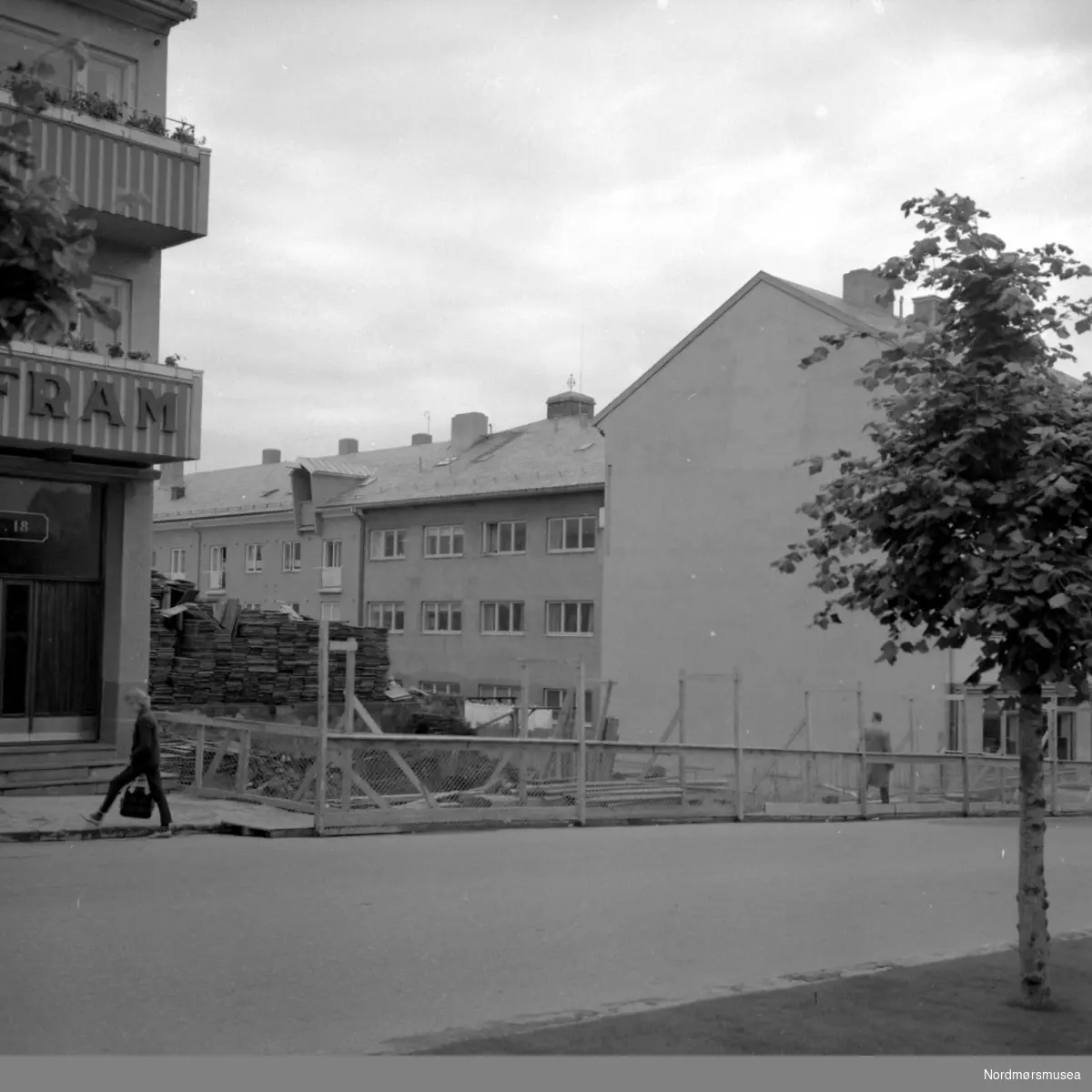 Foto fra en tomt i Langveien på Kirkelandet i Kristiansund. Fotograf er Nils Williams. Fra Nordmøre museums fotosamlinger.
