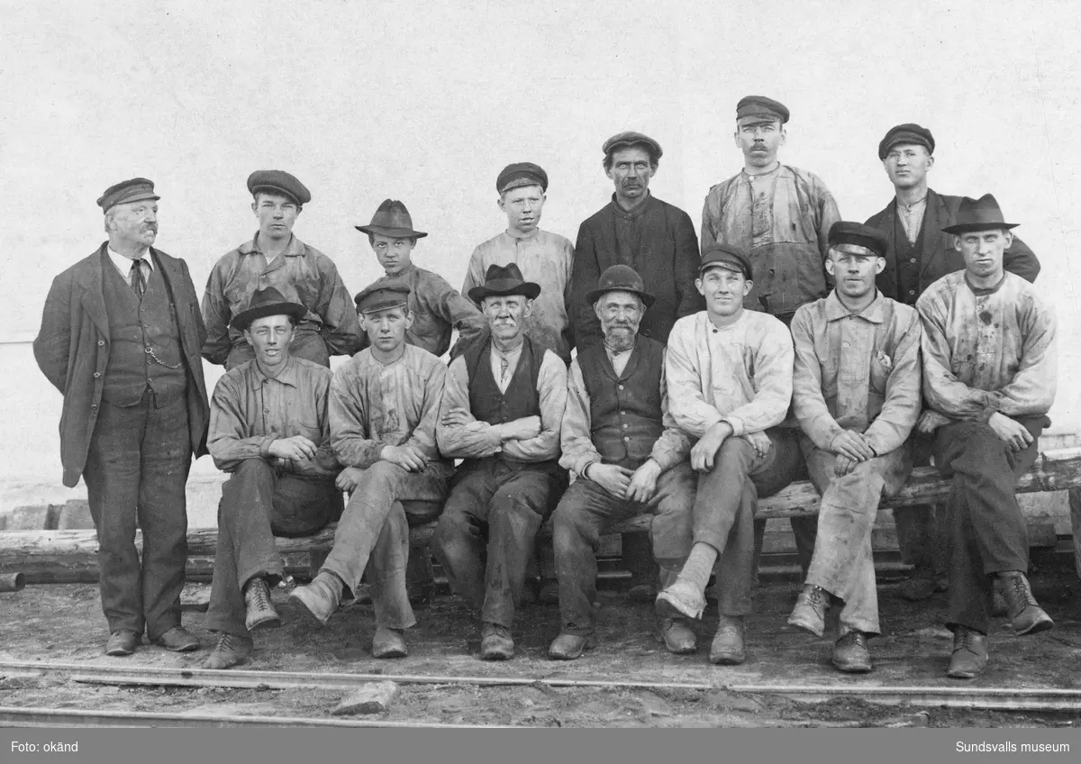 Verkstadsarbetare alternativt gjuteriarbetare vid Mohögs Mekaniska Verkstad. Bild 2 är daterad till 1920.