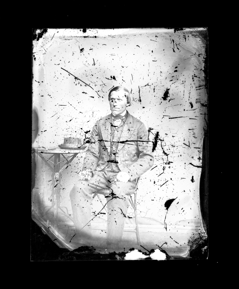 Fotosamling etter fotograf Knut Aslaksen Berdal. f. 1829 Einlaugdalen Vinje, d. 21.01.1895. Portrett av mann i folkedrakt