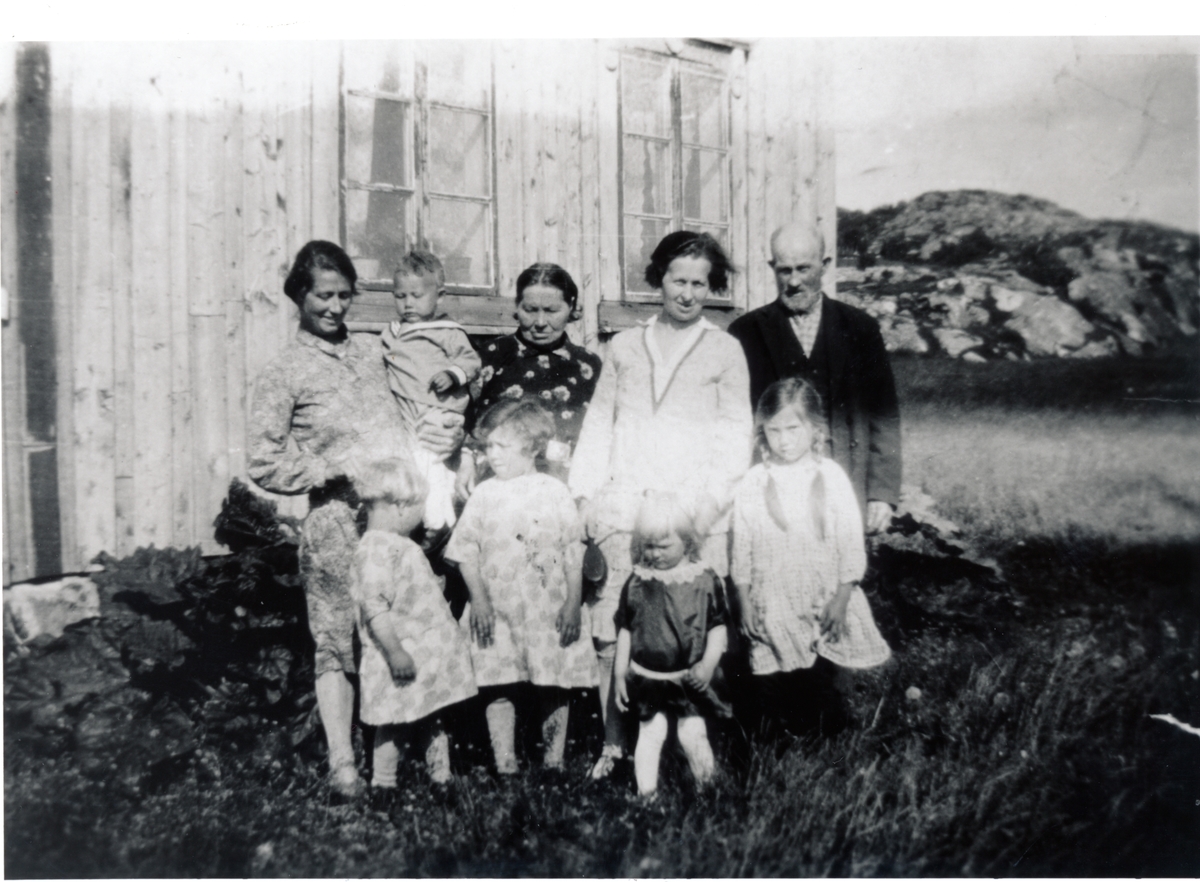 Familien Johanna og Johan Adel Jakobsen, Bjørnskinnvik, Skrolsvik i Senja. 1929.