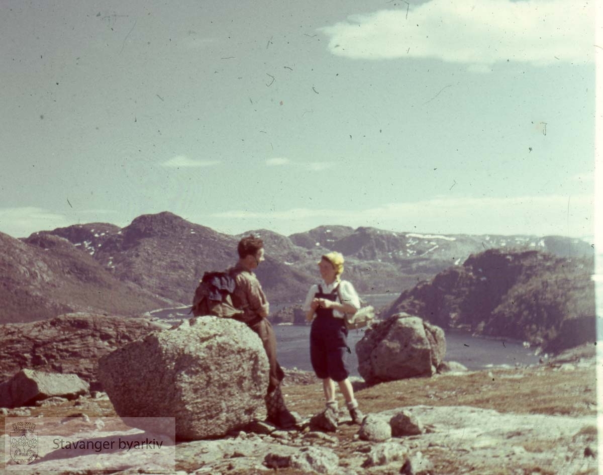 To personer på liten fjelltopp
