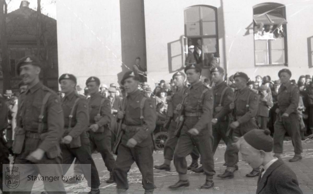 Tatt kort tid etter frigjøringen fra okkupasjonen , .2. verdenskrig. Fredsdagene 1945..Militærparade gjennom sentrum.