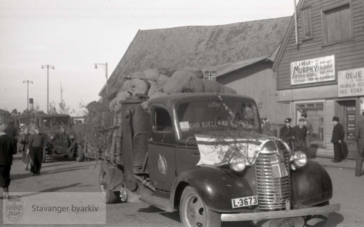 Tatt kort tid etter frigjøringen fra okkupasjonen , .2. verdenskrig. Fredsdagene 1945..Kullbil fra Chr. Bjelland utenfor Kull, koks og ved i Skansegt...
