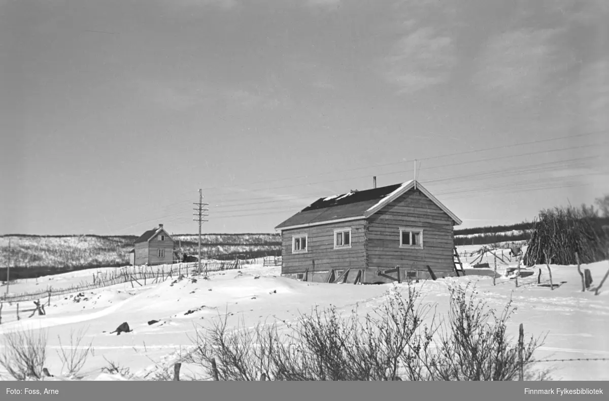 To tømmerhus på veien Tana-Vadsø, februar-mars 1947.
