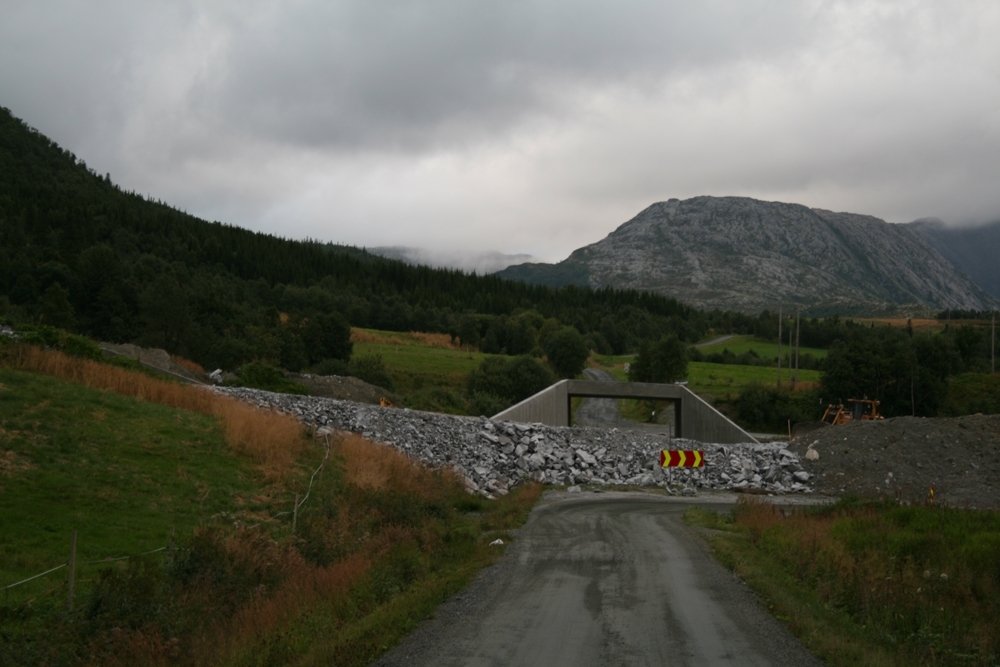 Leirfjord, Leira, Toventunnelen. Kulverten som er støpt til Vatnveien. Husfjellet sees i bakgrunnen.