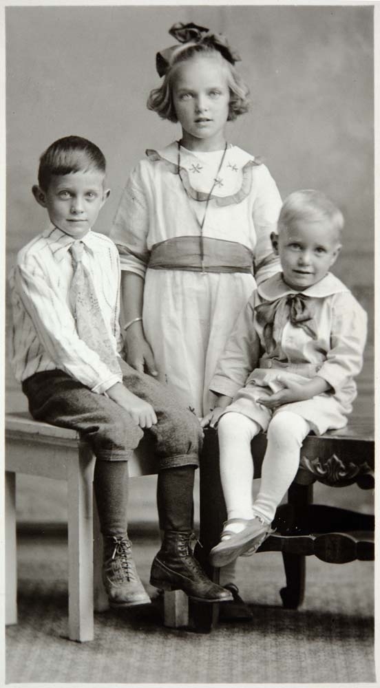 Postkort med portrett av tre barn; to unge gutter og en pike.