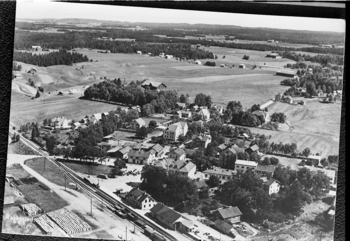 Avfotografert flyfoto av Rakkestad sentrum. Originalen er trolig et prospektkort.