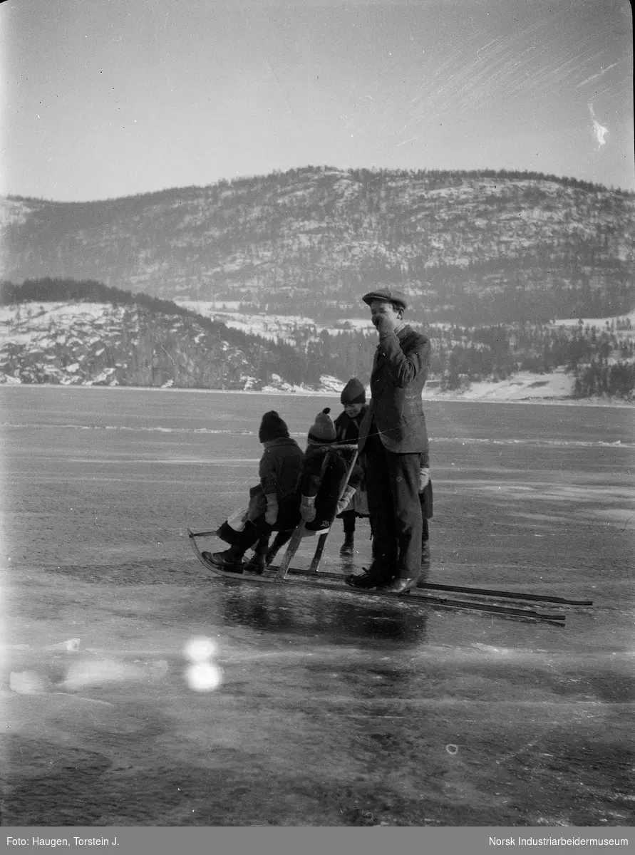 Ung gutt og barn med spark på isen, Heddalsvannet.
