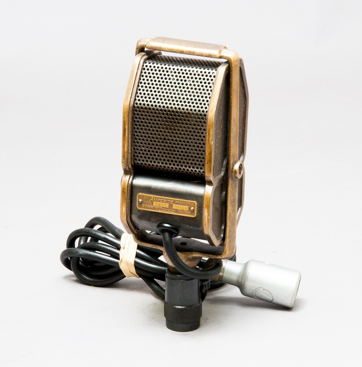 Mikrofon märkt: " An Amperite product model SR80, 200W, Amerite corporation New York"