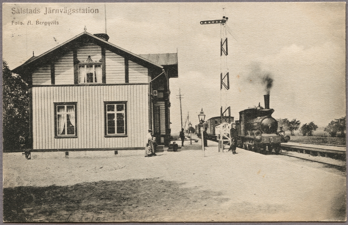 Järnvägsstationen i Salstad. Uddevalla - Vänersborg - Herrljunga Järnväg, UVHJ lok 2 "Wenersborg".