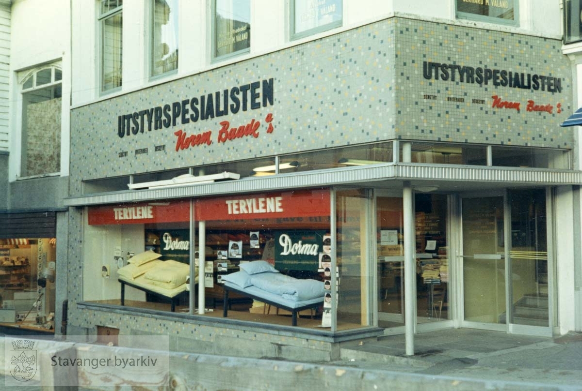 Utstyrsspesialisten ble åpnet 04.11.1966 i Kirkegata 5. Norem Baades avdeling for sengetøy, hvitevarer og dekketøy. Utskilt fra PA293.