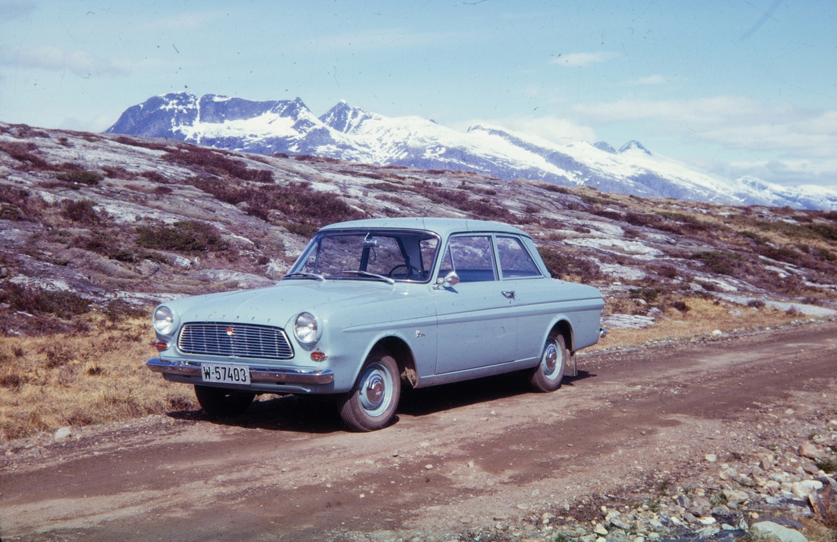 Svines, Tjøtta. 1966. Lysblå Taunus 12M (1963-66-modell).