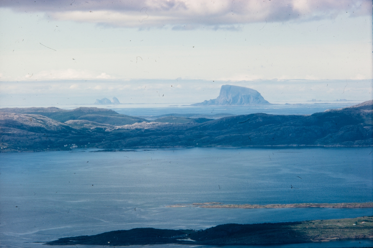 Helgelandskysten med Træna og Lovund uti havgapet, 1968