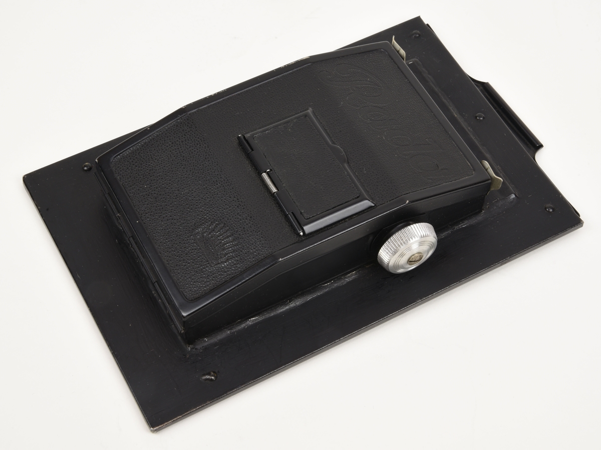 En plåtkassett som använts för att konvertera glasnegativ från kameror i format 9 x 12 cm till filmkameror i 6 x 9 cm format.

Plåtkassetten ser ut som en vanlig kassett för 9 x 12 cm glasnegativ men har på sitt bakstycke en utstickande komponent som är en laddningskassett för 120 films rullar.