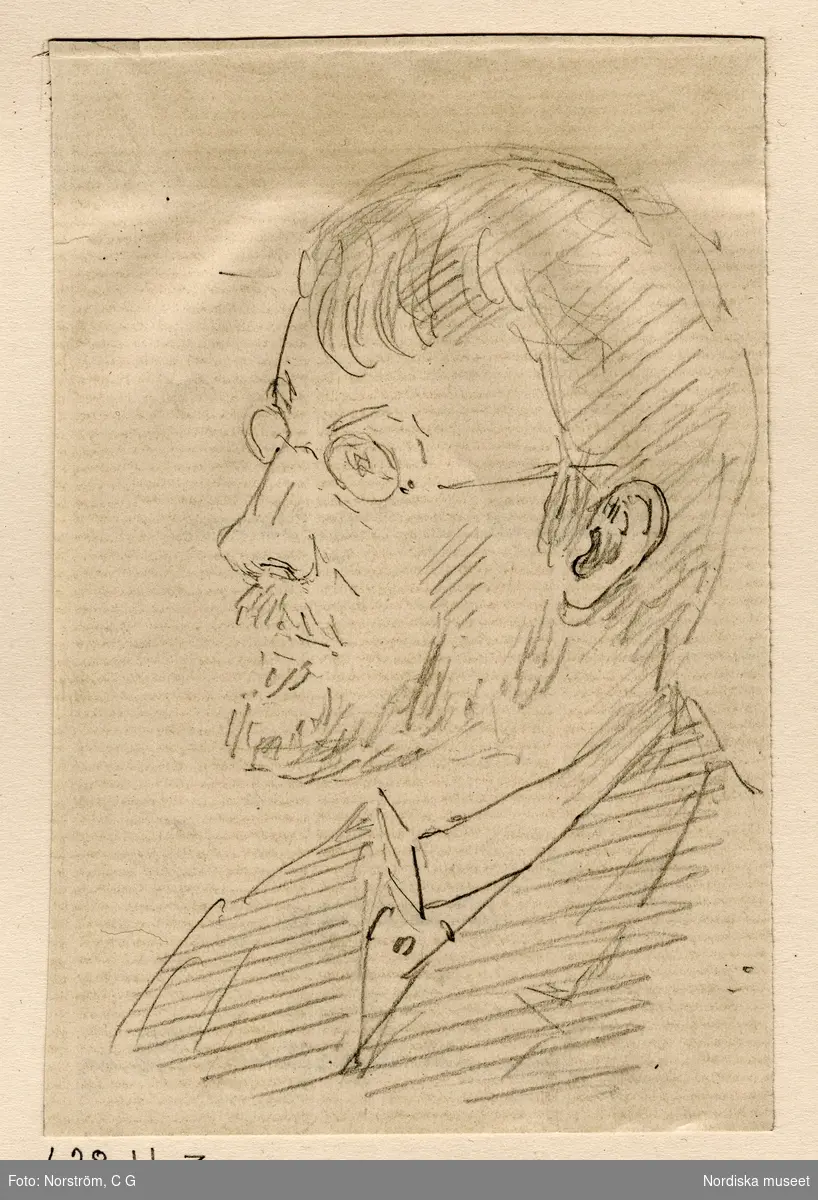 Porträtt i halvprofil föreställande arkitekt Isak Gustaf Clason. Teckningen utförd 15/9 1909 av ingenjör Norström som samarbetade med Clason vid uppförandet av Nordiska museets byggnad.