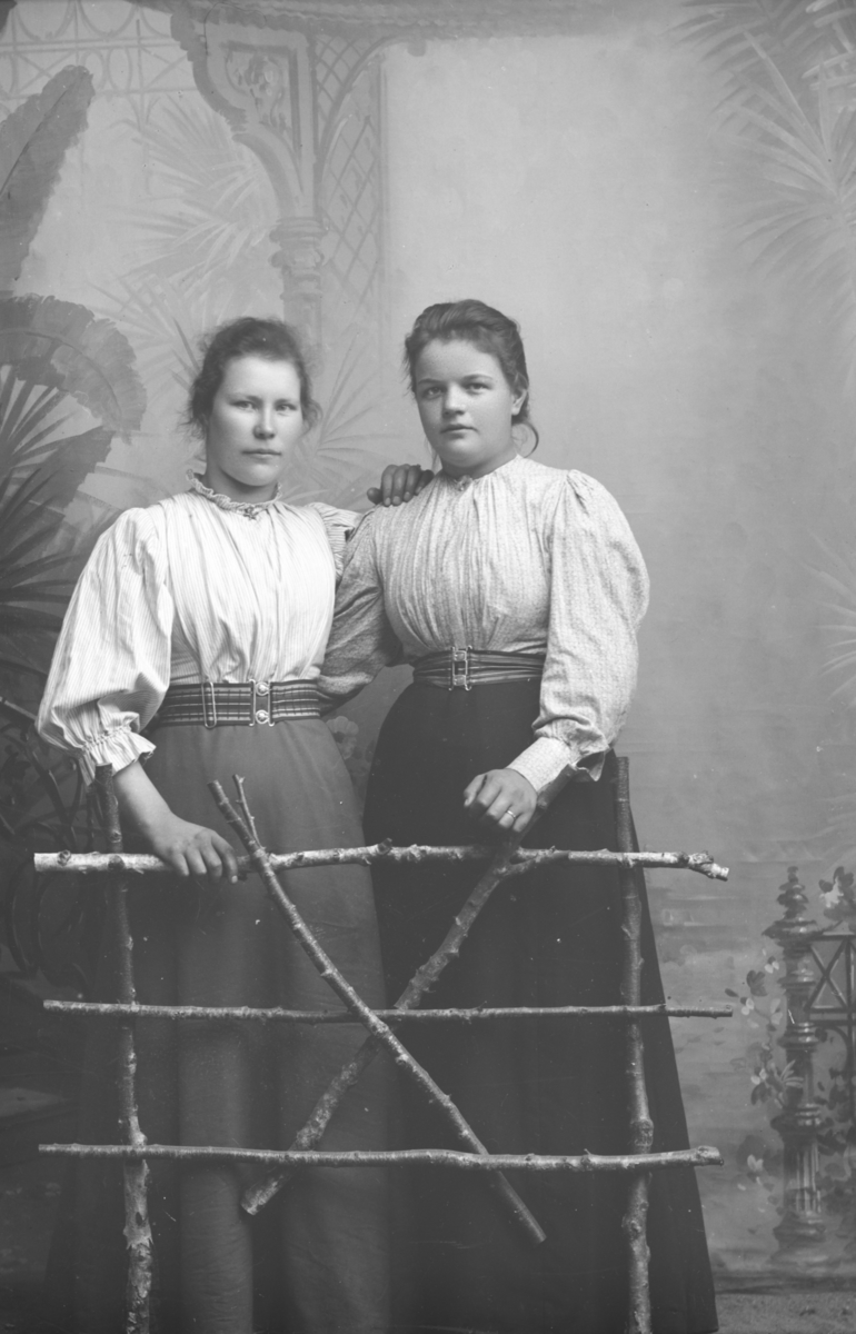 Marit Rusten med venninne. Marit Johnsdatter Rusten, f 1874 står til høyre.