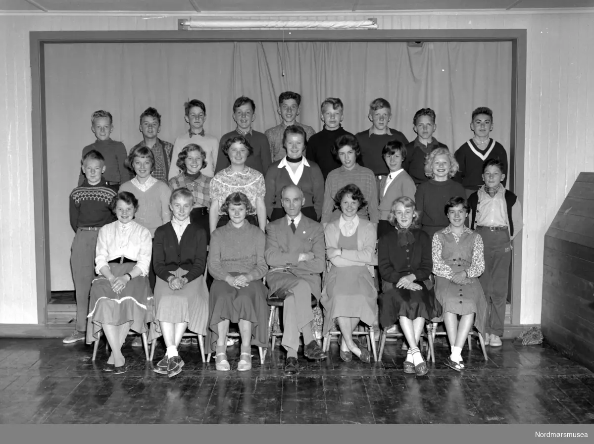 Foto fra 7. klasse ved Gomalandet skole, på Gomalandet i Kristiansund. Datering er trolig 1956. Fotograf er Nils Williams. Fra Nordmøre museums fotosamlinger.