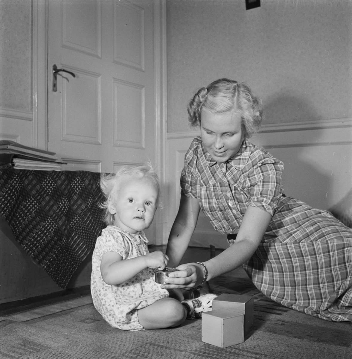 Kvinna och pojke leker med klossar, Uppsala 1952