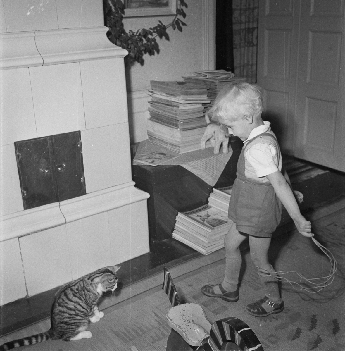 Pojke leker med katt, Uppsala 1954