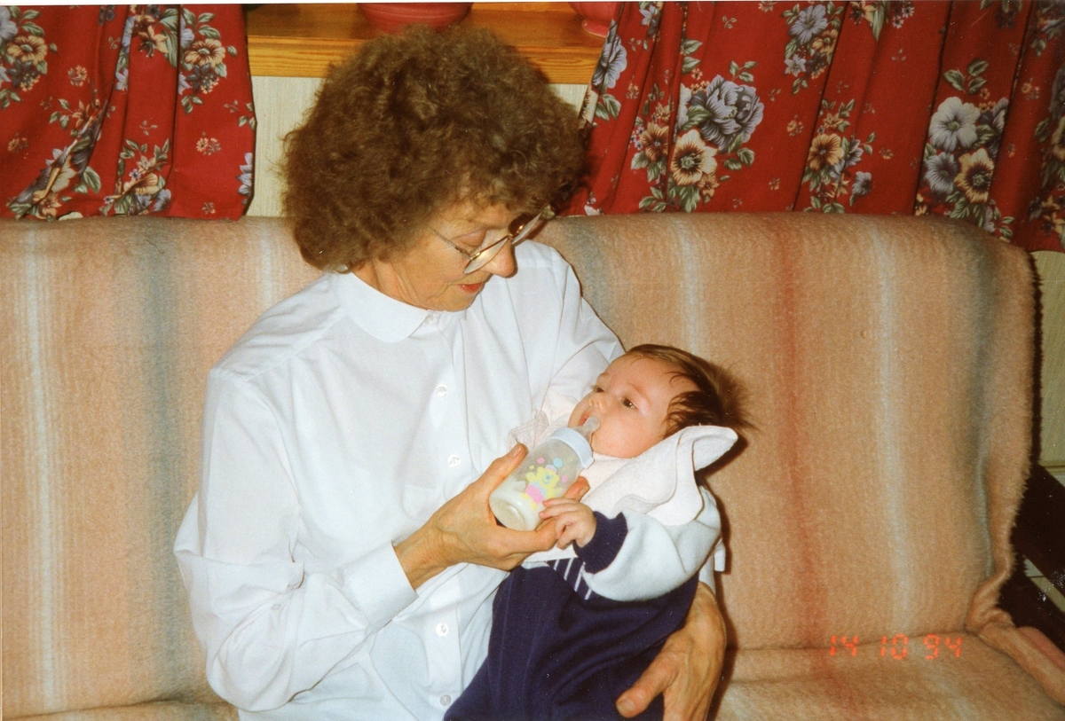 Gerda Ekse Ulsaker med barnebarnet på dåpsdagen 14-10-1994