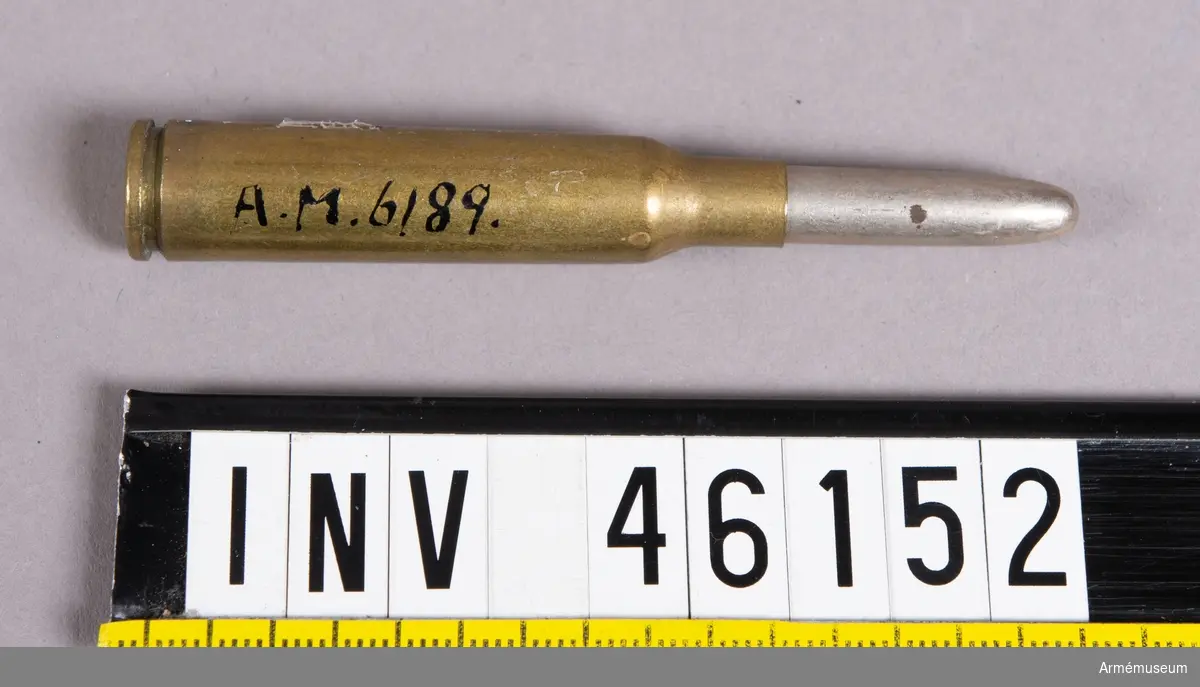 Grupp E V.
6,5 mm skarp patron m/1894 till 6,5 mm gevär m/1896 och 6,5 mm karbin m/1896 och m/1894-96. Kal 6,5 mm.