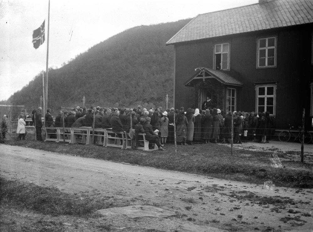 Leirfjord, Meisfjord. Begravelse til Nora Bonsaksen Seime på skolen i Meisfjord (Einmoskolen). Nora døde i barsel 6. juni 1927 på Einmoen.
