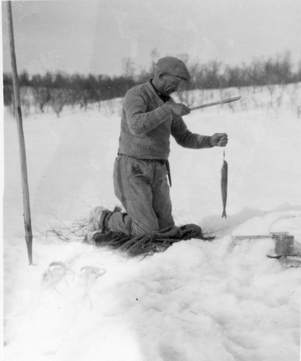 Mann fisker på isen