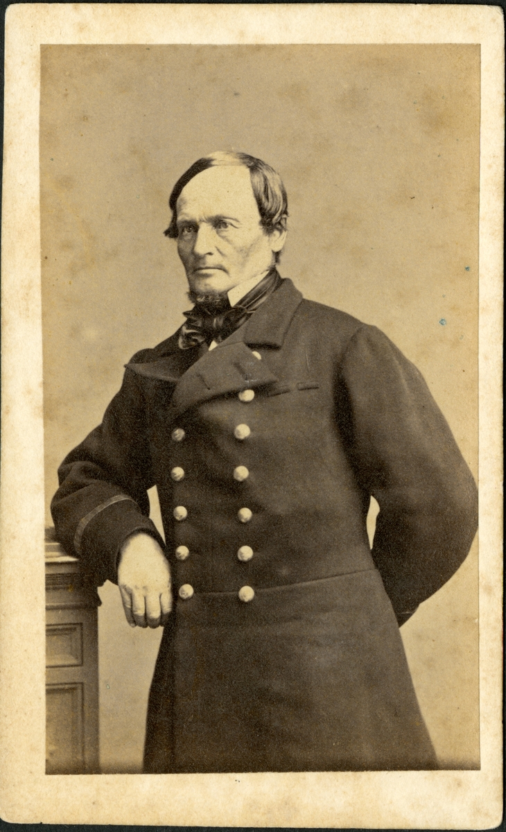 Porträtt av kapten (senare kommendör) Axel Adlersparre, taget i Gustavia på Saint-Barthélemy i samband med fregatten Norrköpings långresa 1861–62