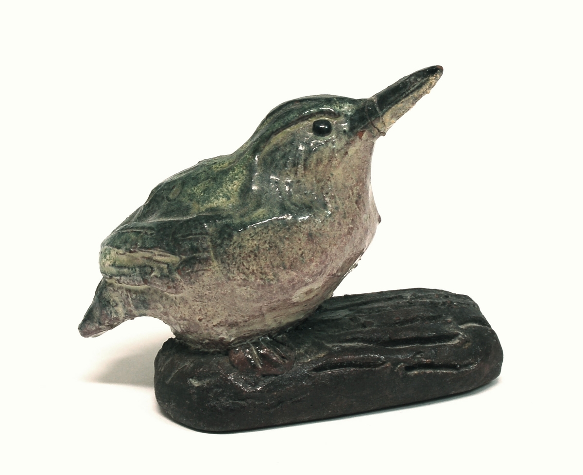 Figurin, fågel på stubbe, glasyr, lergods, formgiven av Märta Willborg, 1937.
