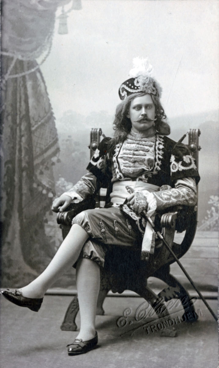 Bildet forestiller Christian Anker Bachke utkledd i historisk antrekk. ca 1890-1900