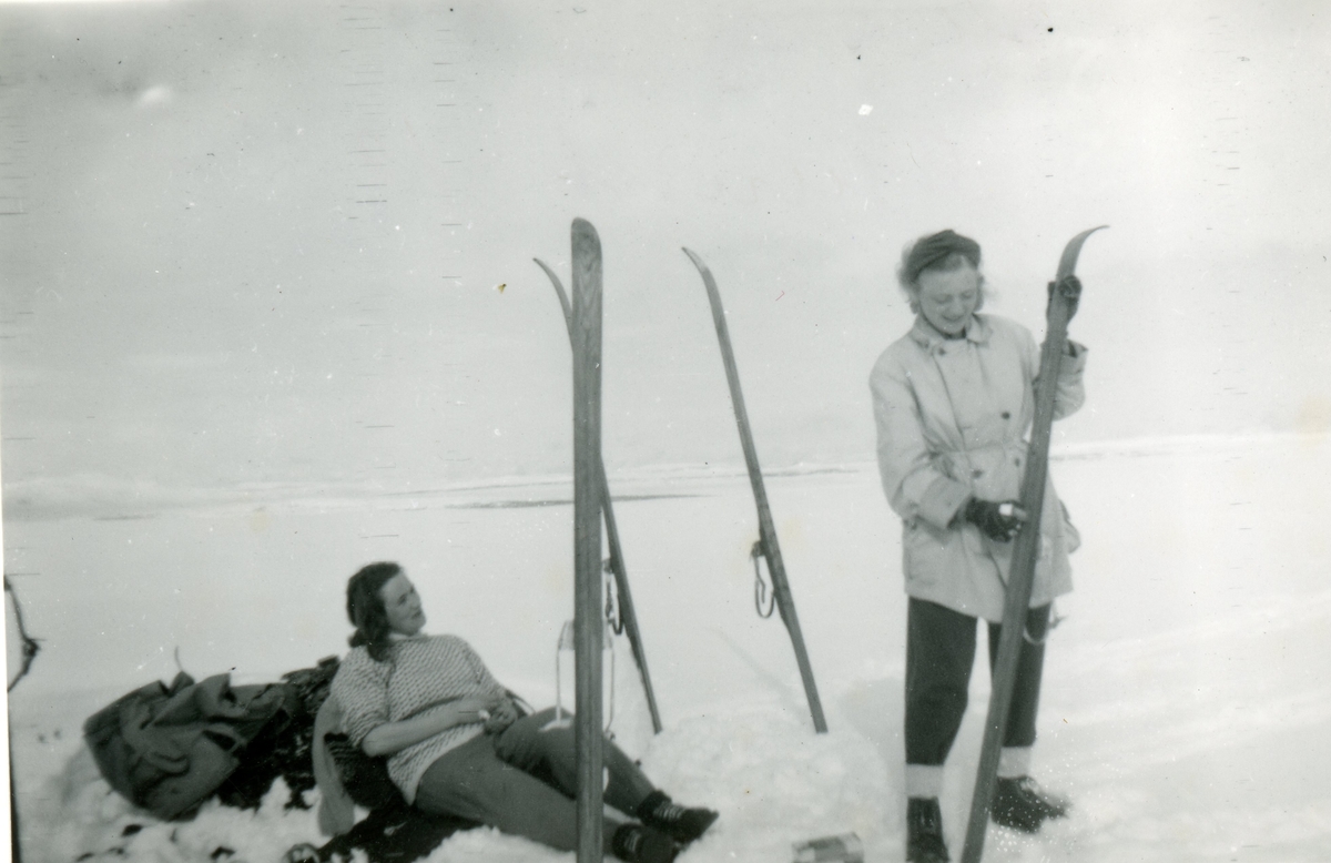 Skitur ved Guriset påsken 1947.
frå v. Kari Golberg.