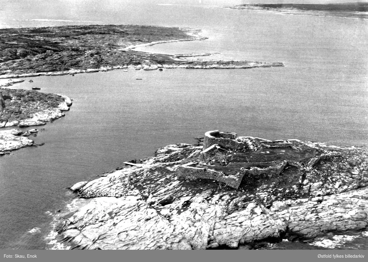 Akerø/ Akerøy fort under restaurering.  Flyfotos fra sør og øst. Bildet er tatt 1971.