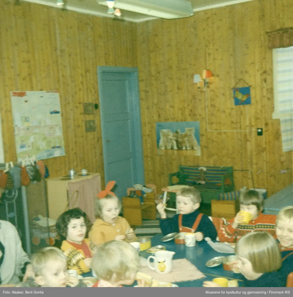 Honningsvåg. Barna spiser i Klubben barnehagen. 1965-66.