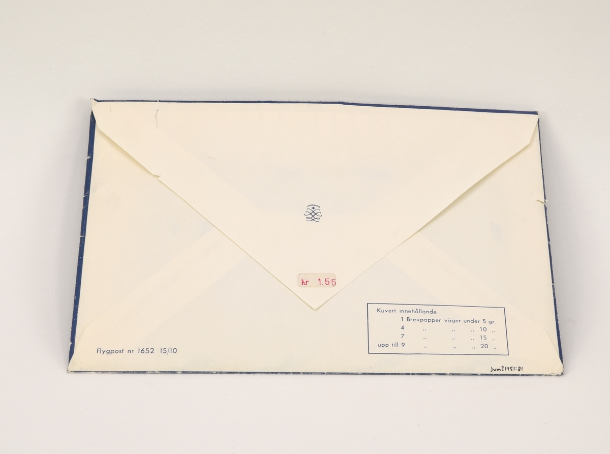 Kuvert innehållande brevpapper och kuvert för flygpost. Kuvertet har en blå framsida med en vit linje över övre delen som avslutas med ett stiliserat flygplan. I nedre högra hörnet finns en ljusblå ruta med vit ram och text: "FLYGPOST" och "PAR AVION". Baksidan är vit och har Ljungdahls logotyp på mitten, därunder en prislapp med röda siffror: "Kr 1.55". I nedre högra hörnet finns information om kuvertets innehåll inom en blå rektangel. I det vänstra finns texten "Flygpost nr 1652 15/10".

Kuvertet innehåller:
5 kuvert för flygpost med blå-gulrandig bård runt kanterna och texten "FLYGPOST" och "PAR AVION" inom en blå ruta i övre vänstra hörnet. Insidan är blå med vita prickar.
1 linjerat A5-blad, lite kraftigare papper
3 vikta buntar med 4-5 A4-blad vardera i tunnare kvalitet.