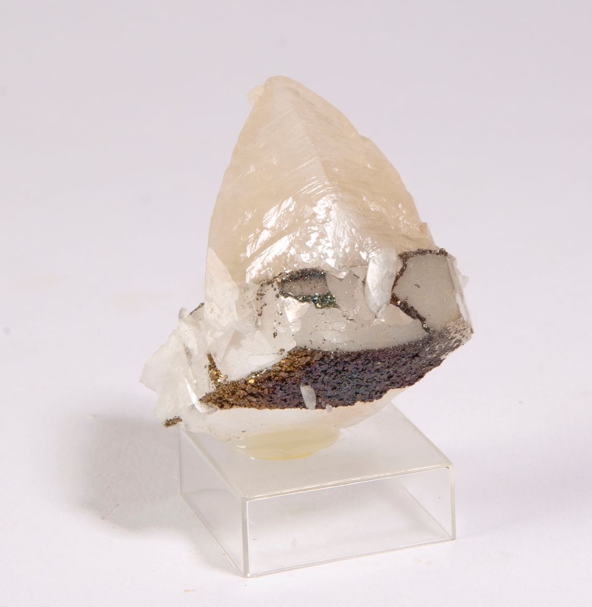 "Dog-tooth" krystall av kalsitt (3 cm lang) som påvekst på fragment av diskosformet krystall av kalsitt. Den tidligste generasjonen av kalsitt ble overvokst av pyritt før veksten av den seneste generasjonen av kalsitt.
Mildigkeit Gottes gruve, 84 m.