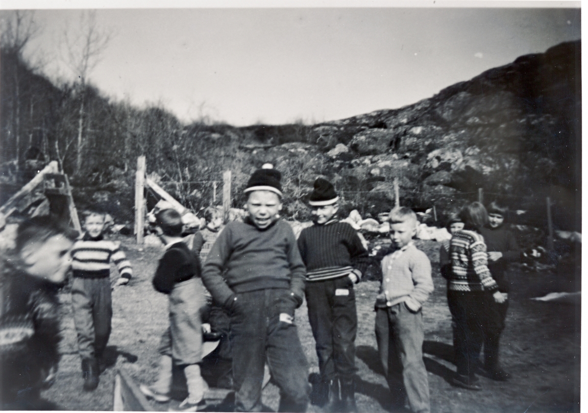 Barna leker på skoleplassen på Å i Tranøy. 1957-58.