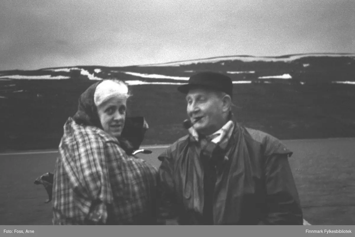 En av Finnmarkskontorets byggeleder, Ole Hagen og hans kone sitter på elvebåten, fotografert muligens i Bonakas i Tana, i juni-juli 1946.