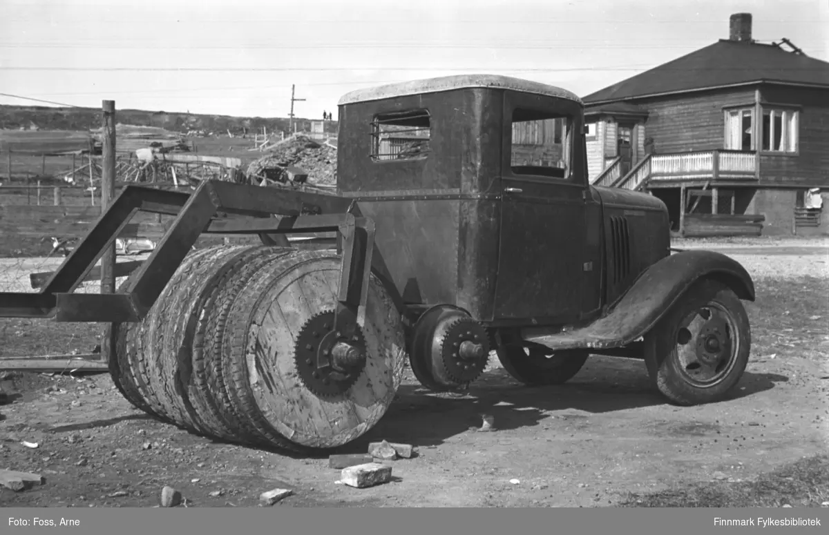 En utjevningmaskin. Utgangspunktet er en Chevrolet lastebil 1934-35-modell. Gjenreisning er i gang i Vadsø, i mai-juni 1947.